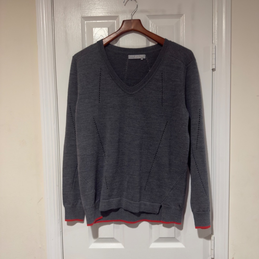 One Grey Day 100% Wool V-Neck Sweater – Gray Large
